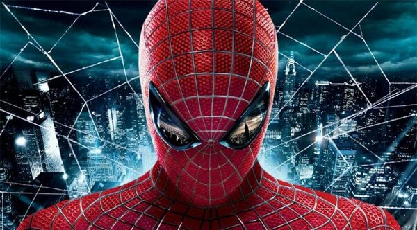 En el intento de convertirse en el Hombre Araña, se deja picar por una viuda negra