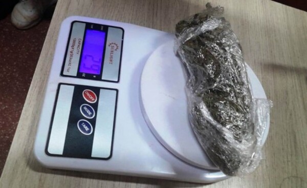 Alumna tenía marihuana en su cartuchera