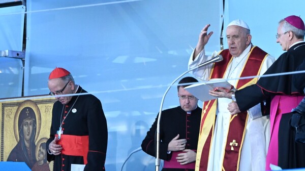 El papa preside un vía crucis ante una multitud de jóvenes en Lisboa