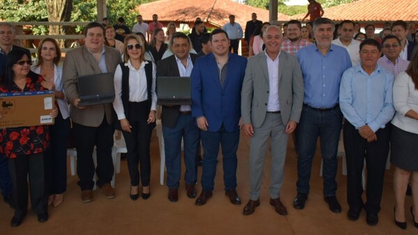 Entregan notebooks a instituciones educativas del Guairá