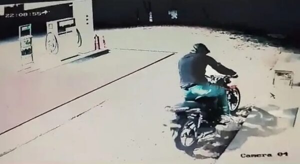 Video: motoasaltantes atacan a un playero y se llevan la recaudación del día en Pirayú - Nacionales - ABC Color