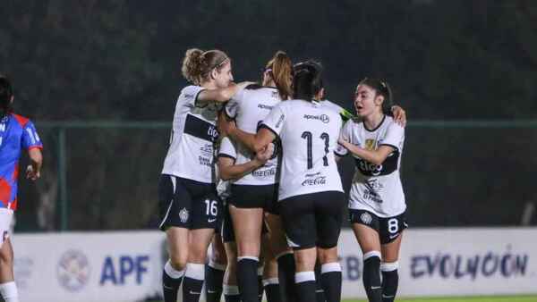 Olimpia humilla a Cerro Porteño en el clásico de fútbol femenino