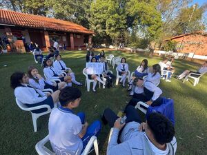 Con sentata, alumnos del CRE piden reposición de director en su cargo - Radio Imperio 106.7 FM