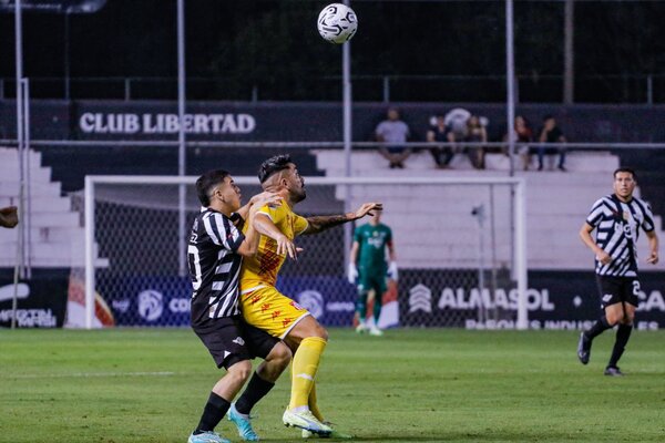 Magro empate de Libertad que no perdió por decisión del VAR - La Tribuna