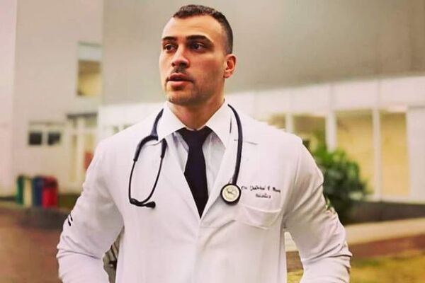 Joven médico es hallado muerto, atado de pies y manos sobre una cama