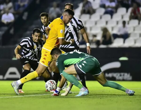 Libertad vs. General Caballero JLM: El Gumarelo pierde sus dos primeros puntos en el Clausura - Fútbol - ABC Color
