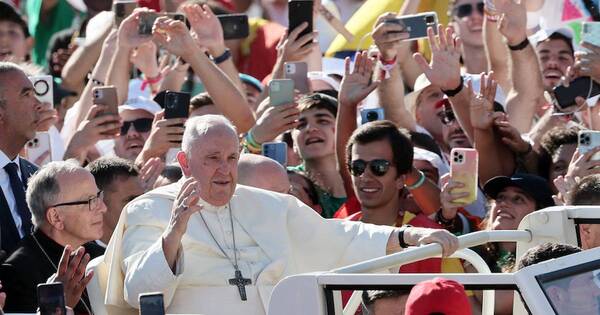 La Nación / El papa preside un vía crucis ante una multitud de jóvenes