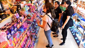 Clientes aprovechan rebajas en primer día de liquidación
