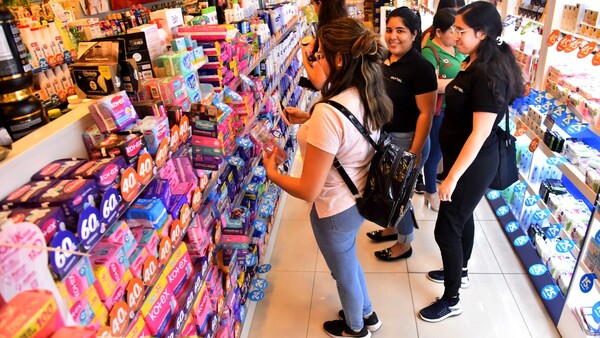Clientes aprovechan rebajas en primer día de liquidación