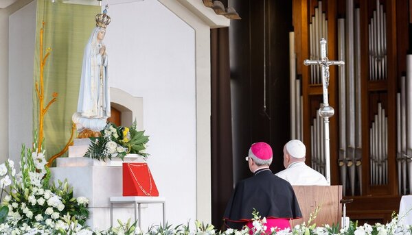 El papa visita el santuario de Fátima y lo recibe una multitud de fieles - .::Agencia IP::.