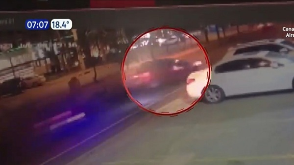 Conductor realizó una maniobra imprudente y mandó a terapia intensiva a un motociclista - Noticias Paraguay