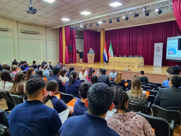 GOBERNADOR DE ITAPÚA PARTICIPA DEL OCTAVO FORO DE DOCENTES INVESTIGADORES