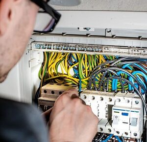 ¡Atención electricistas! Convocan a profesionales a actualizar certificación de la ANDE - Nacionales - ABC Color