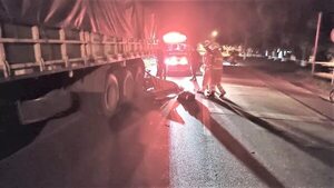 Carapeguá: motociclista fallece al embestir por un tractocamión estacionado sobre la banquina de la ruta PY01 - Policiales - ABC Color