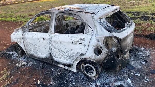 PJC: hallan incinerado automóvil presuntamente usado por sicario que acribilló a un hombre - Policiales - ABC Color