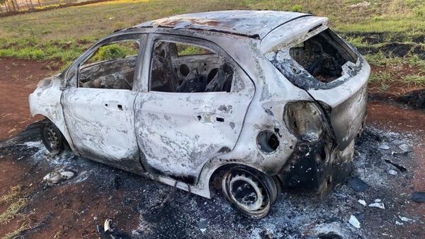 Hallan incinerado automóvil que habría sido utilizado para asesinato en el barrio San Gerardo