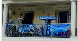Versus / Capturan a un italiano en fuga, traicionado por su pasión por el fútbol