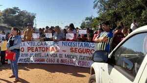 Pobladores exigen construcción de una pasarela peatonal en Caacupé
