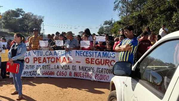 Pobladores exigen construcción de una pasarela peatonal en Caacupé