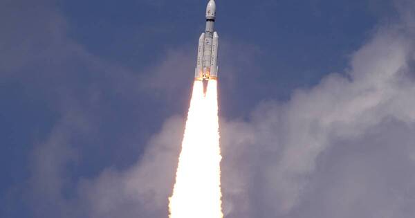 La Nación / Nave de India entra en órbita lunar