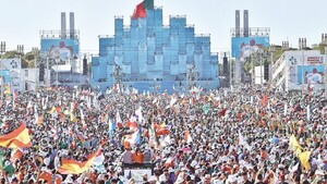 El Papa se da un baño de multitudes al presidir el vía crucis