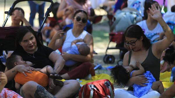 Cientos de mujeres en México promueven la lactancia materna con "Gran Tetada"