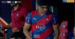 [VIDEO] Aquino, enojado porque no lo dejaron jugar ¿tiró su casaca?
