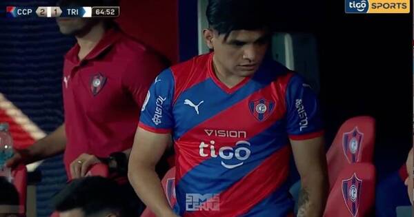 [VIDEO] Aquino, enojado porque no lo dejaron jugar ¿tiró su casaca?