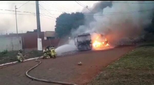 Diario HOY | Confirman un fallecido tras explosión de camiones cisternas en Villa Elisa