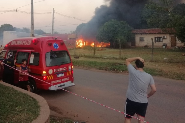 Camión cisterna y dos vehículos más se incendiaron en Villa Elisa