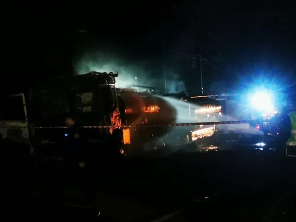 Controlan incendio de camiones cisterna que transportaban combustible - Policiales - ABC Color