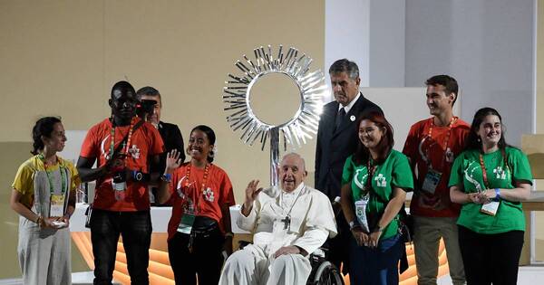 La Nación / Marea de fieles en vigilia con el papa