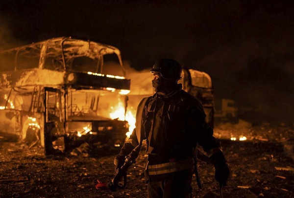 Tres muertos tras ataque aéreo nocturno en Kiev | 1000 Noticias