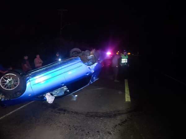 CONDUCTOR EBRIO VOLCÓ SOBRE LA RUTA PY08 EN CNEL. BOGADO - Itapúa Noticias
