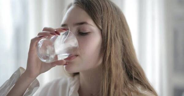 La Nación / Agua con gas vs. agua sin gas: estos son los beneficios y efectos secundarios
