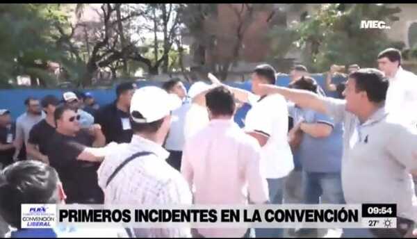 Convención caliente: Primeros enfrentamientos se produjeron a la llegada de Alegre al Rowing - ADN Digital