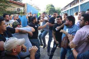 Diario HOY | Incidentada llegada de Efraín Alegre a la Convención del PLRA