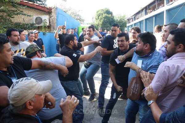 Diario HOY | Incidentada llegada de Efraín Alegre a la Convención del PLRA