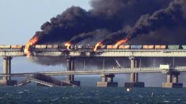 Varias explosiones impactan los puentes entre Crimea y la Ucrania ocupada