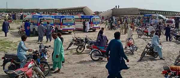 Pakistán: al menos 30 muertos en descarrilamiento de tren