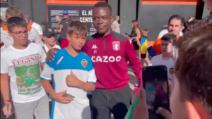 Versus / Hincha de Aston Villa se hizo pasar por un jugador y aficionados del Valencia le piden fotos