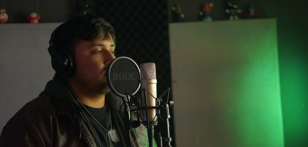 Diario HOY | Músico paraguayo Pablo Amadeo canta a unos “Ojos color café”