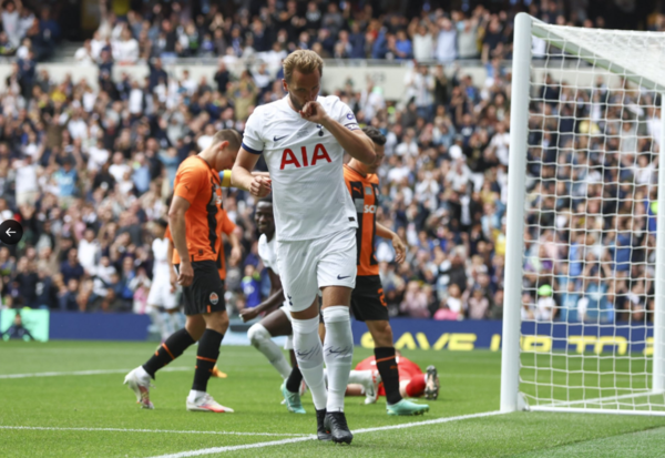 Versus / Harry Kane marca cuatro goles en medio de rumores sobre su marcha al Bayern Múnich