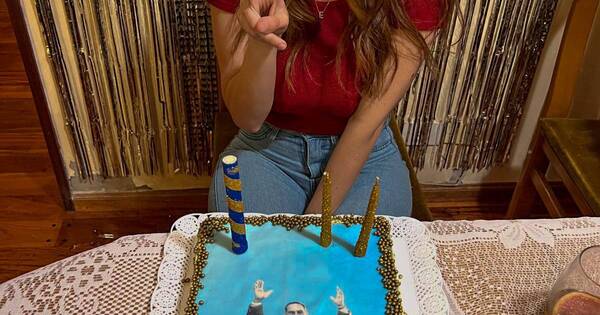 La Nación / Joven pidió retratar a Taylor Swift y a más figuras abrazadas en una torta