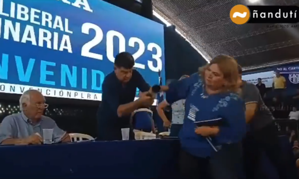(VIDEO) Fuerte cruce entre Efraín y Carolina Aranda en la convención chovy: “Dictador, dictador” le voceaban