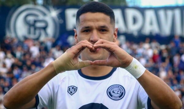 Versus / Alex Arce volvió a vestirse de héroe dándole el triunfo a Independiente Rivadavia