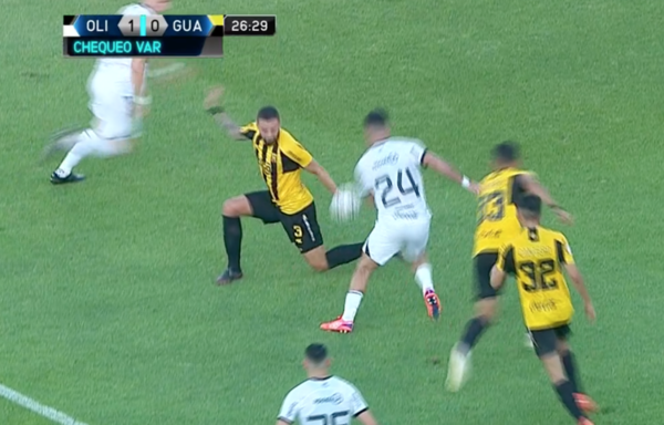 Versus / Pumpido contra el arbitraje: “Justifican siempre ese tipo de cosas”