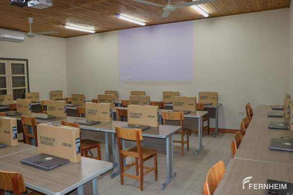 Cooperativa Fernheim donó notebooks a sala de informática de la Escuela 1° de Mayo