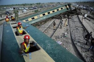 Pakistán entierra a las víctimas del accidente de tren con 30 muertos - Mundo - ABC Color