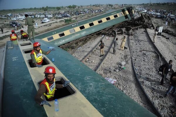Pakistán entierra a las víctimas del accidente de tren con 30 muertos - Mundo - ABC Color